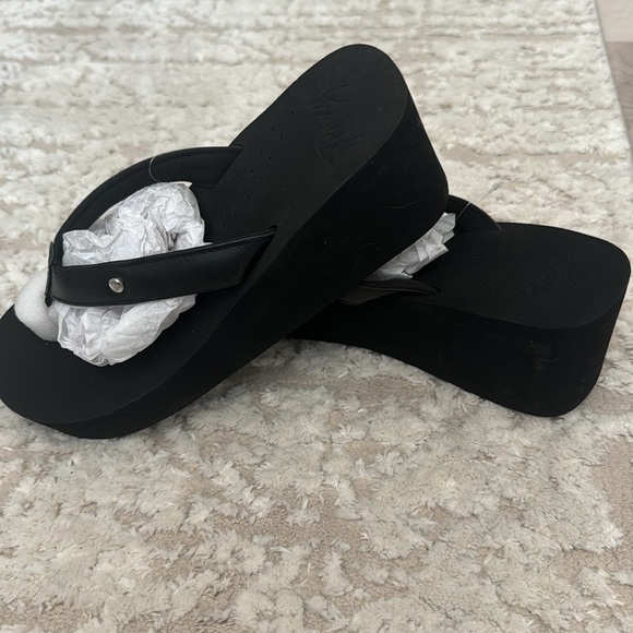 Roxy - Picture 4 of 5